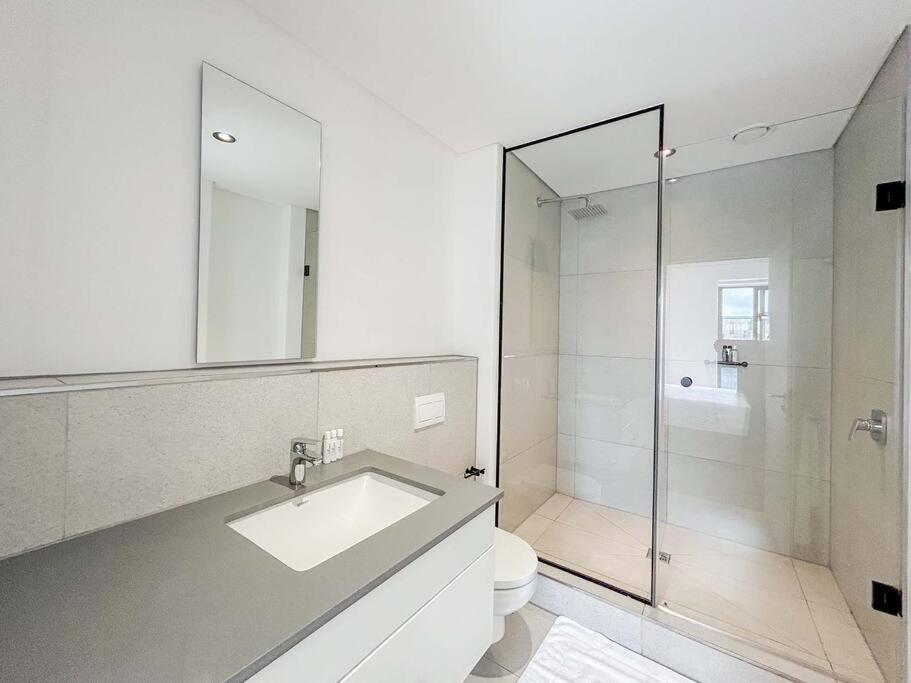 Apartment Modern Comfort In Century Cape Town