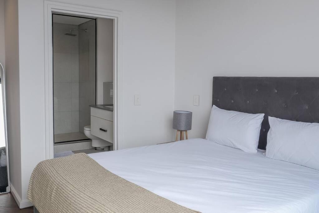 Modern Comfort In Century Apartment *